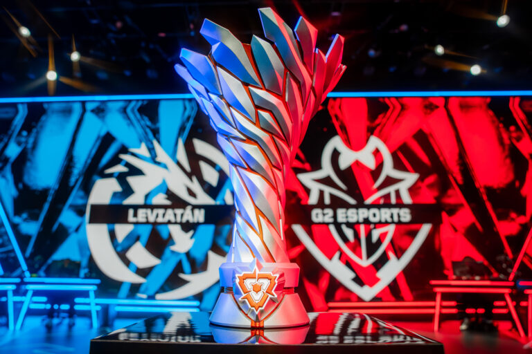 Troféu do torneio no palco do VCT Americas Stage 1