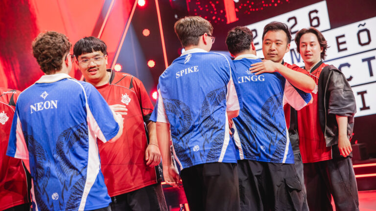 Jogadores se cumprimentando após a final do VCT Americas Stage 1.