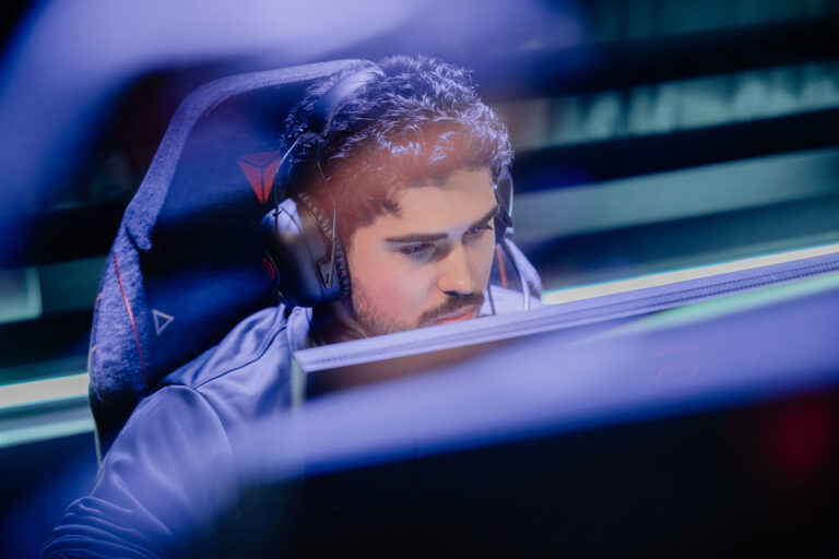 Aspas, do MIBR, em frente ao computador durante torneio de VALORANT.