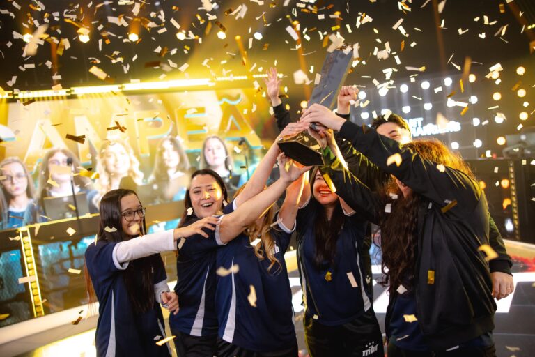 Jogadoras do MIBR comemoram a vitória por 3 a 2 sobre a Team Liquid na final do Valorant Game Changers Brazil.