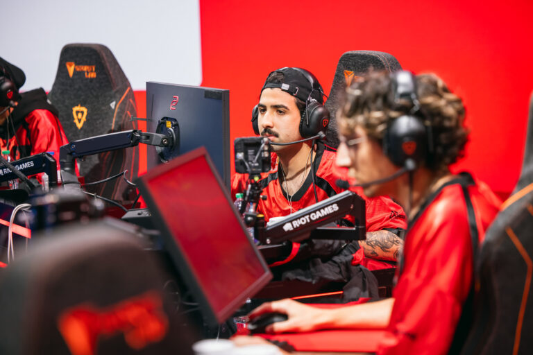Gabriel "cortezia" Cortez, jogador de VALORANT da Sentinels, com semblante sério no VCT Americas.