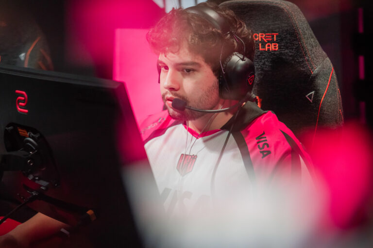 Less, jogador da KRÜ, disputando uma partida no Stage.