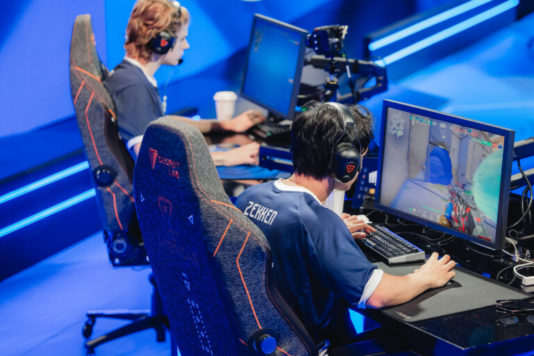 Jogadores do MIBR durante a partida no VCT Americas.