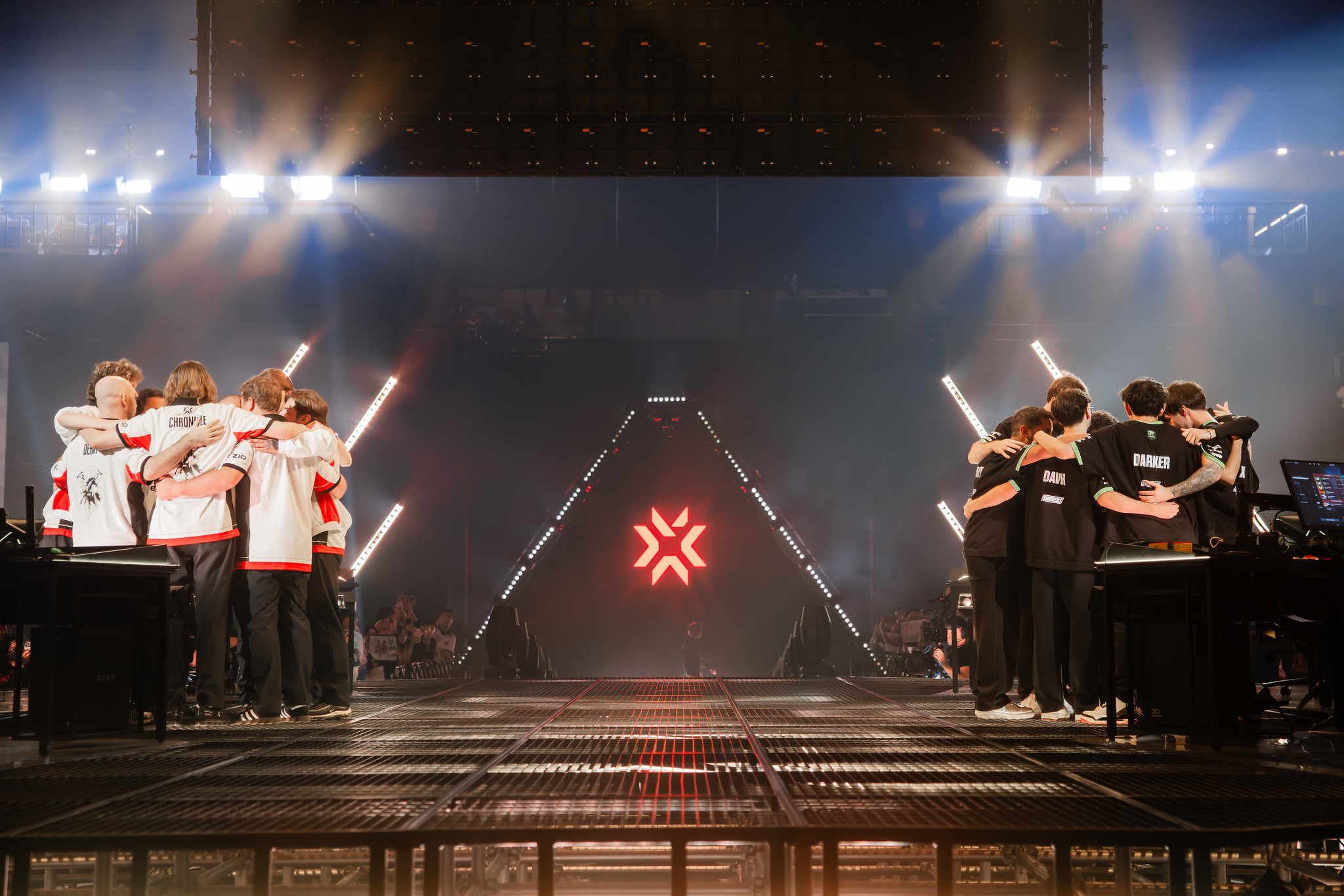 Jogadores da LOUD e Team Vitality no palco do Champions Shanghai.