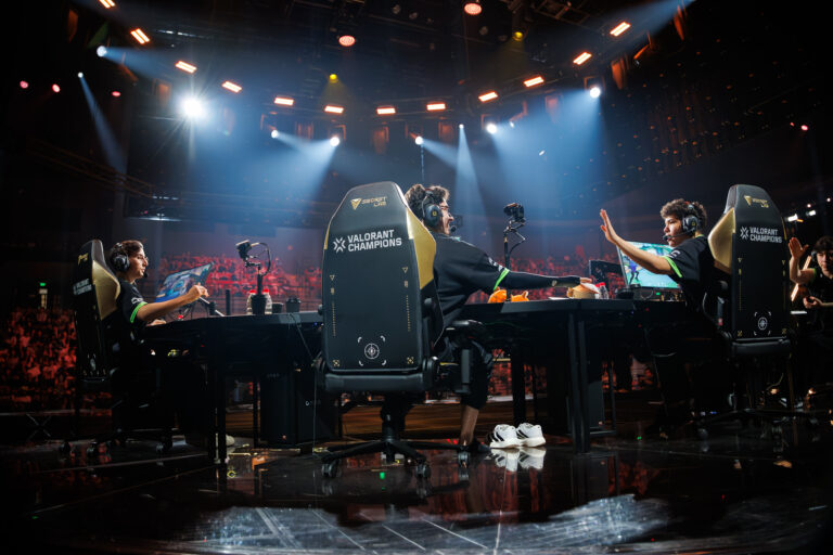 Jogadores da LOUD durante jogo contra a EDG no Champions Shanghai.