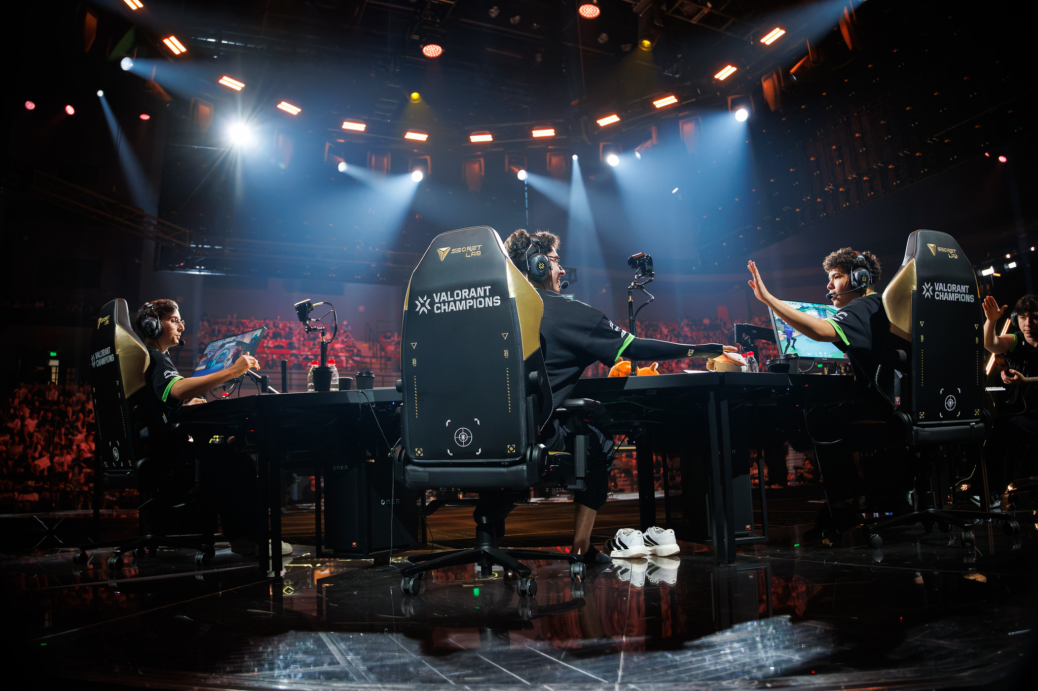 Jogadores da LOUD durante jogo contra a EDG no Champions Shanghai.