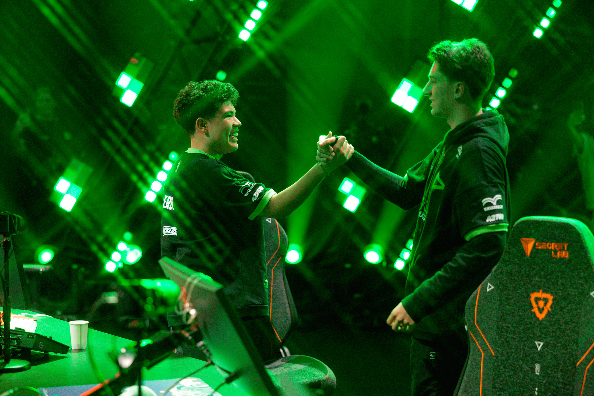 Jogadores da LOUD comemoram vitória sobre a G2 no palco do VCT Americas no Brasil.